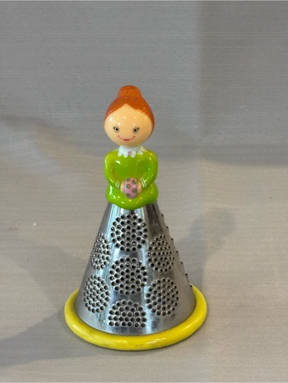 Novelty Lady-Top Cone Grater in Green and Yellow M4